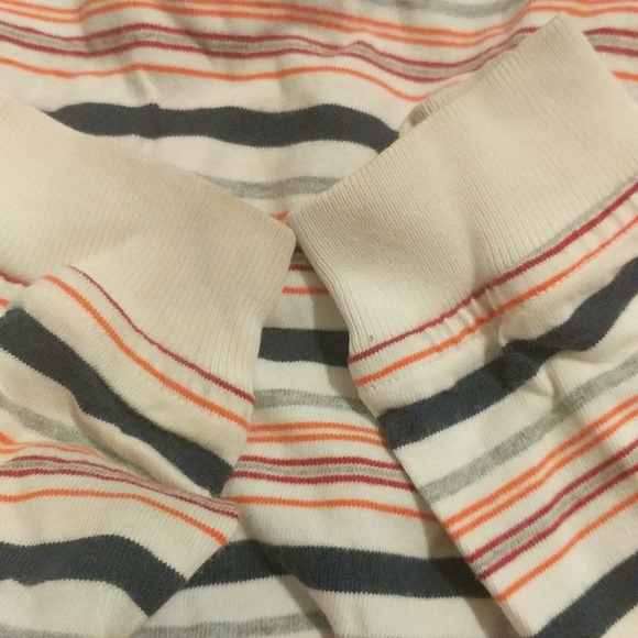 Tommy Hilfiger long sleeve onesie for 18-24 months with snaps to keep shirt tuck - Picture 7 of 7